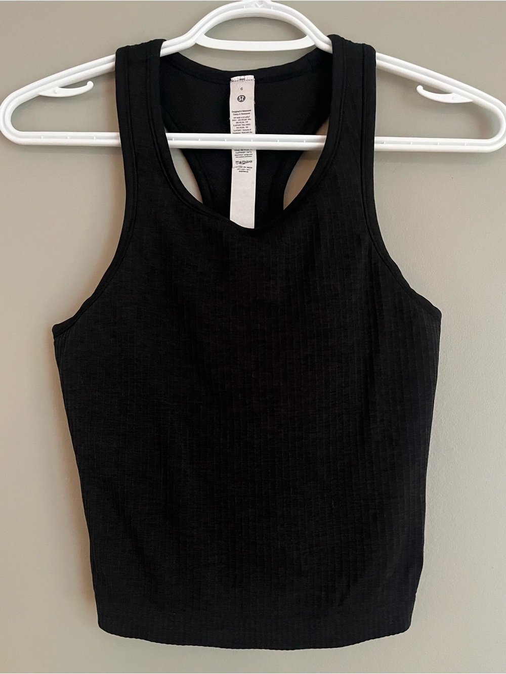 black lululemon tank